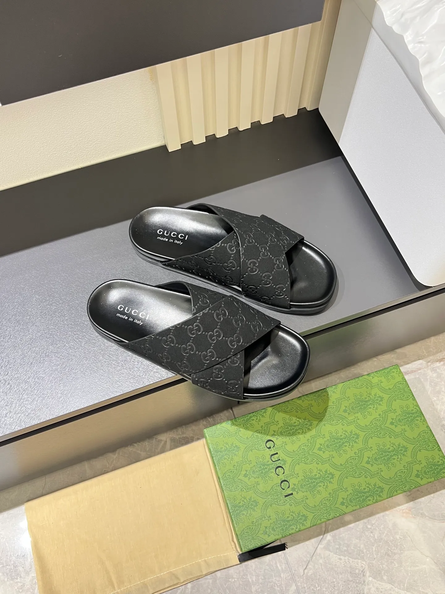 Men's Men's Shoes 💰p320 "GUCC＊" These slippers are made of GG polyester and feature a Gucci label on the front, adding a bold logo feel to the style. "Gucci Made in Italy" stamped label Rubber sole. Size 38-44